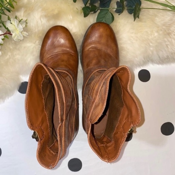 Size 8 also Chelsea ankle boot with buckle - Picture 3 of 5